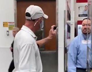 Intense Confrontation: Elderly Man Clashes with Costco Manager, Threatens Pepper Spray