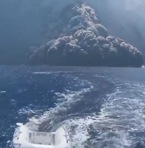 Escape from the Stromboli Volcano: Spectacular Footage of a Thrilling Boat Journey