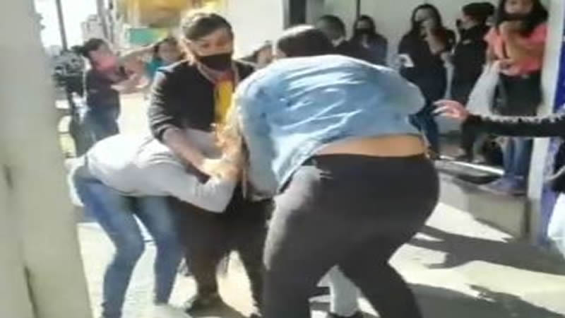 Brazilian Girls Fight Outside Bus Stop in Sete Lagoas Minas Gerais