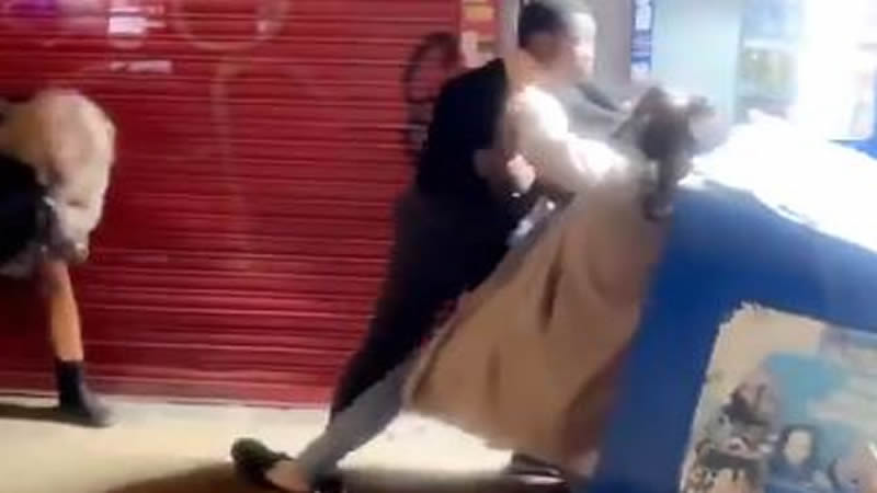 Black vs White Girl Fight in the Street