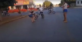 Policia Chase Away a Jeans Short Girls Fight